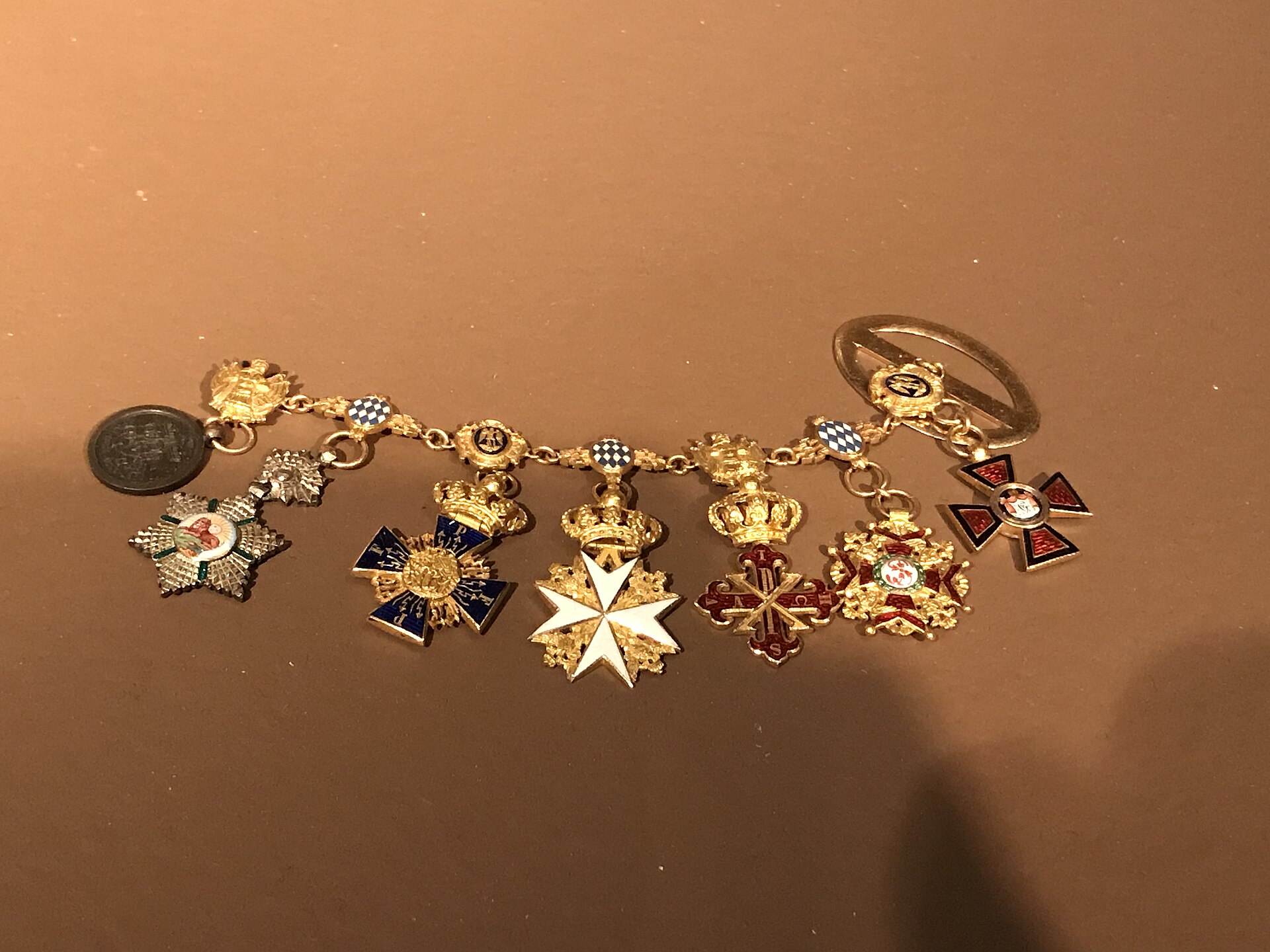 Miniatury orderów z emalią na złotym łańcuszku